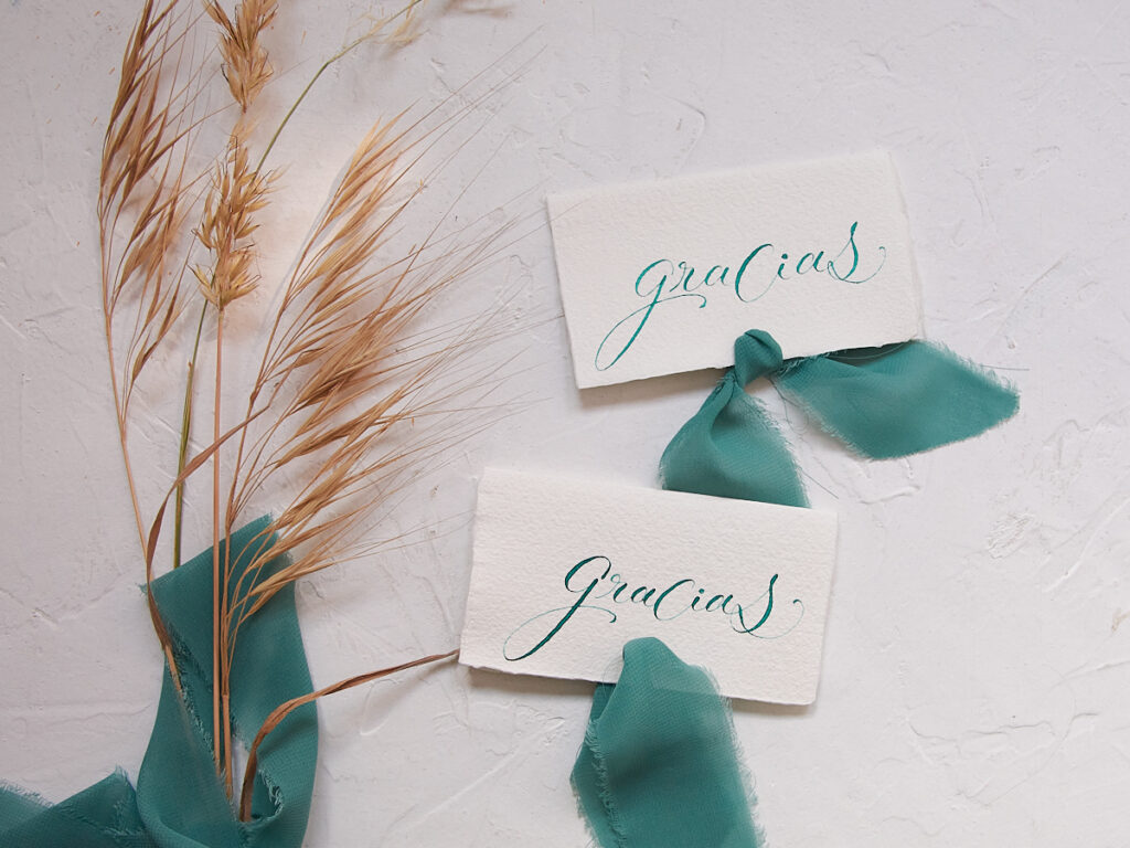 Tarjetas de agradecimientos para bodas personalizados con caligrafía y lazo
